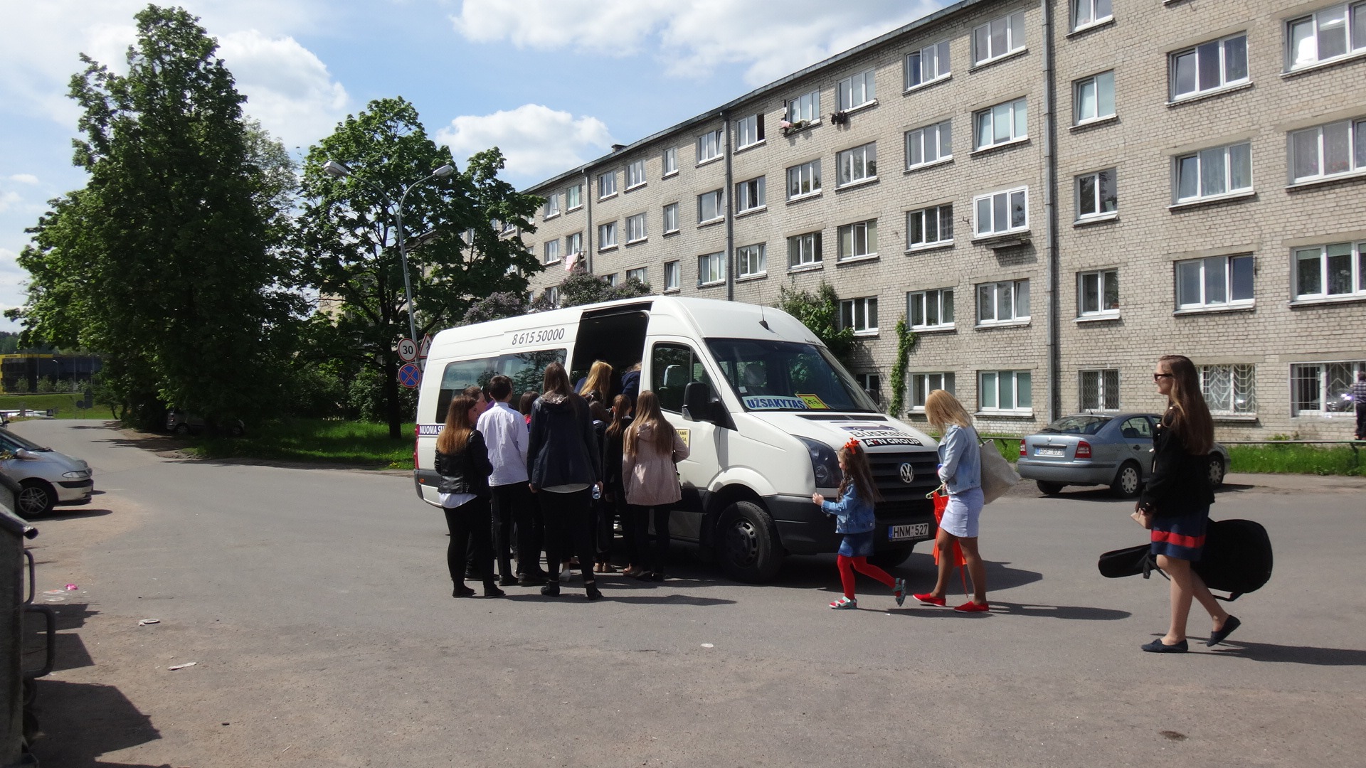 mikroautobusas su vaikais prie buto