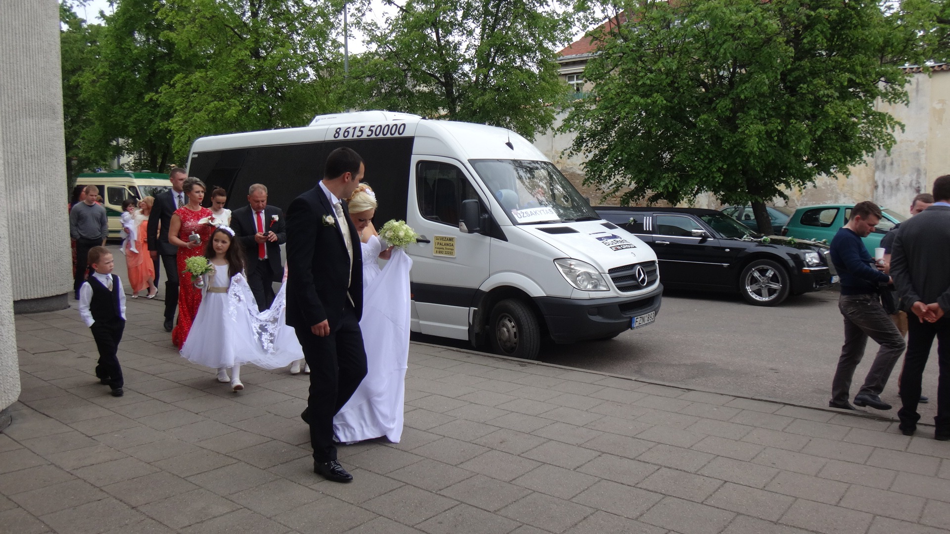 mikroautobusas su nuotaka prie parko